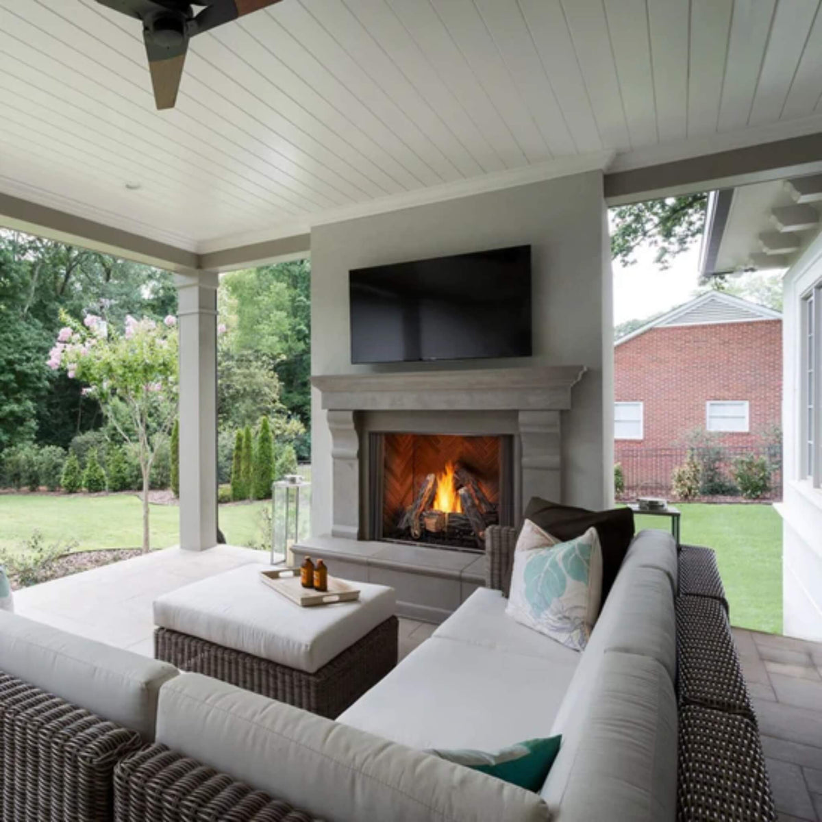 Majestic Courtyard 55K BTU 42-Inch Traditional Outdoor Natural Gas Fireplace (No Refractory) [ODCOUG-42NR]