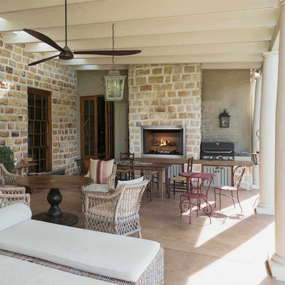 Majestic Vesper 42-Inch Traditional Concrete Refractory Outdoor Gas Fireplace [VOFB42-T]